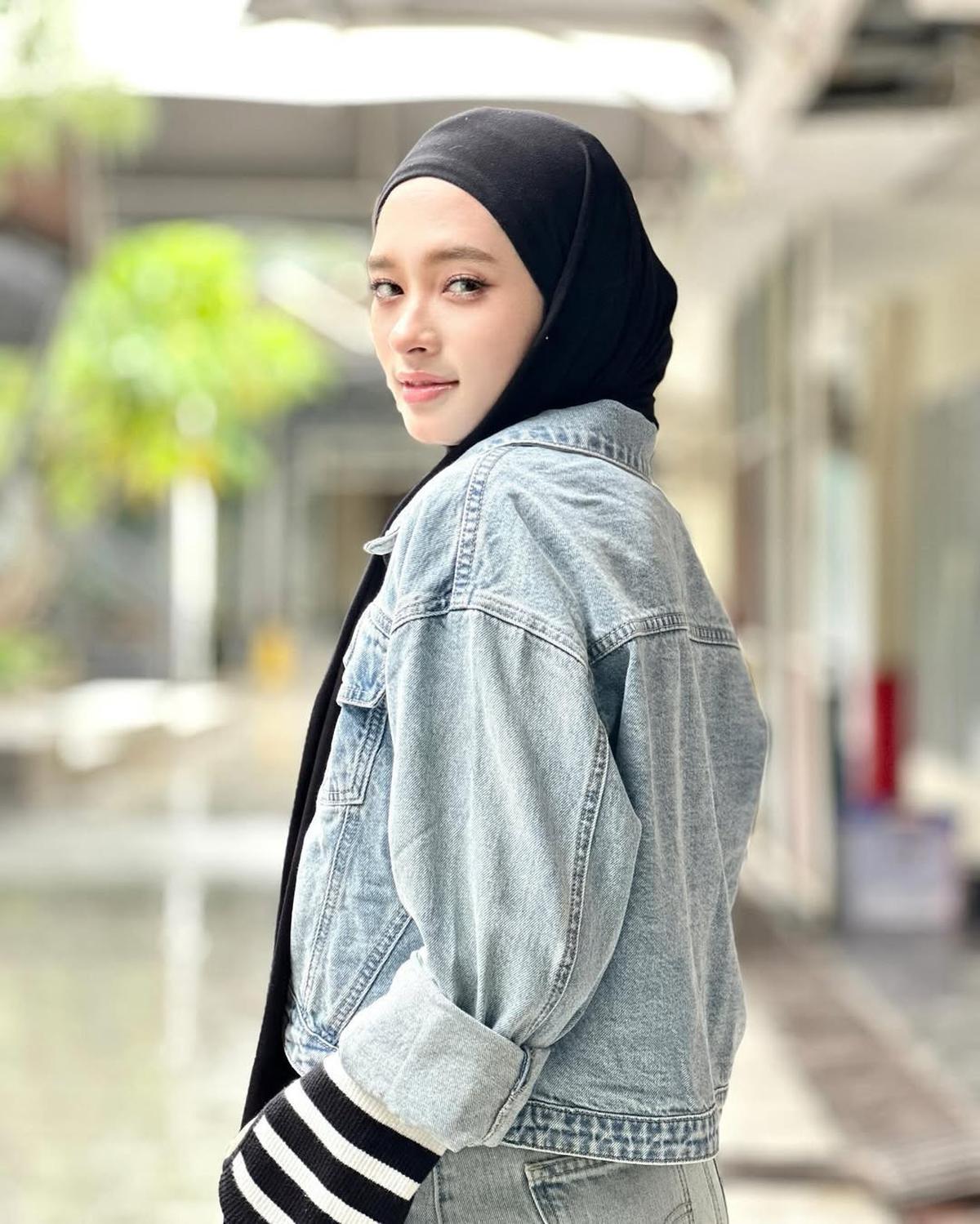 Potret Cantik Inara Rusli Tampil Stylish Padukan Busana Denim