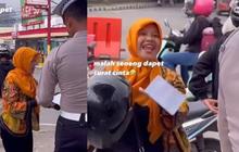 Kocak Abis! Ibu-Ibu ini Kegirangan Dapat 'Surat Cinta' dari Polisi Gara-Gara Tak Pakai Helm, Bukan Takut Malah Joget