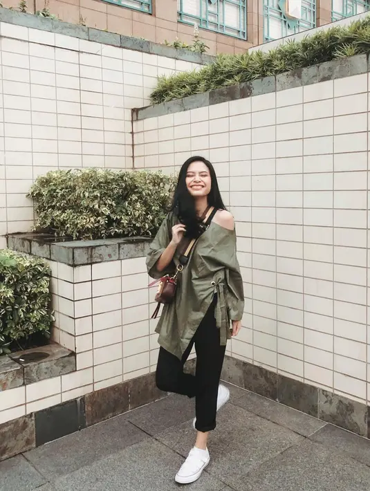 Dalam potretnya sehari-hari, meskipun sedang tampil dengan gaya kasual, namun Hanggini tetap nampak stylish. Maka tak heran jika ia kini tengah digandrungi sebagai idola kaum milenial. (Liputan6.com/IG/hanggini)