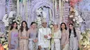 Jessica Mila juga hadir di momen akad nikah Febby mengenakan midi dress dengan detail lace yang apik berwarna light grey.  [@yurayunita].