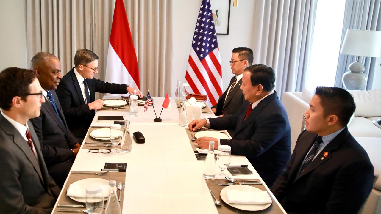 Diapit Mayor Teddy & Menlu Sugiono, Prabowo Berhadapan dengan Menhan AS Singgung Perang di Gaza