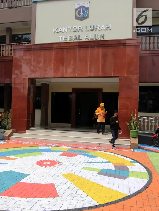 Suasana di halaman depan Kantor Kelurahan Tegal Alur, Jakarta Barat, Rabu (18/4). Keberadaan mural memperindah Kantor Kelurahan Tegal Alur. (Liputan6.com/Arya Manggala)