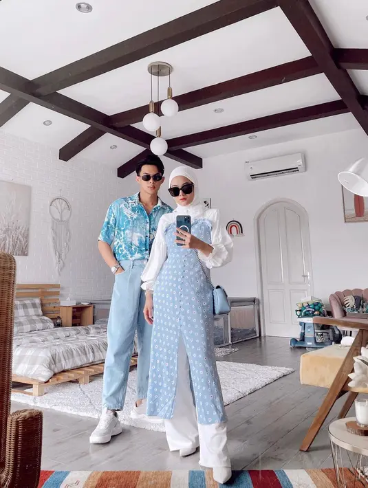 <p>Untuk gaya feminin, bisa dengan menggunakan dress warna cerah. Tak hanya manset, menggunakan blouse sebagai inner menjadi ide padu padan menarik. [Instagram/dindahw]</p>