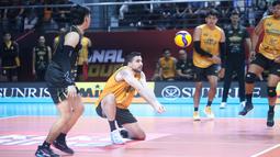 Pemain Jakarta Bhayangkara Presisi , Bardia Saadat mencoba menahan bola dari serangan Surabaya Samator pada pertandingan final four Proliga 2026 yang digelar di Jawa Pos Arena, Surabaya, Kamis (2/4/2026). Dok. PBVSI)