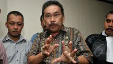 Bupati Tapanuli Tengah non-aktif, Bonaran Situmeang memberikan keterangan pers usai sidang vonis di Pengadilan Tipikor, Jakarta, Senin (11/5/2015). Bonaran terbukti menyuap Akil Mochtar pada pilkada kabupaten Tapteng 2011 (Liputan6.com/Yoppy Renato)