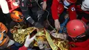 Petugas penyelamat membawa Ayda Gezgin, 3, keluar dari reruntuhan gedung apartemen setelah gempa bumi dahsyat di kota Izmir, Turki, Selasa (3/11/2020). Ayda Gazgin berhasil diselamatkan dari bawah reruntuhan bangunan setelah terkubur selama 4 hari atau sekitar 91 jam. (AFAD via AP)