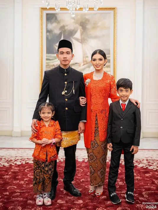 La Lembah Manah juga mengenakan kebaya warna senada, namun dengan detail motif kembang yang apik. Kebaya tersebut kemudian dipadukan dengan rok batik warna coklat.  [@riomotret].