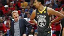 Ekspresi pelatih, Warriors, Steve Kerr (kiri) saat memberikan arahan kepada timnya saat melawan Pelicans pada laga gim ketiga semifinal NBA basketball playoff di Smoothie King Center, New Orleans, (4/5/2018). Pelicans menang 119-100. (AP/Gerald Herbert)