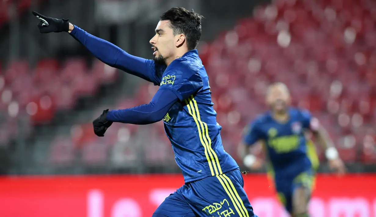 Gelandang Lyon, Lucas Paqueta melakukan selebrasi usai mencetak gol pertama timnya ke gawang Brest dalam laga lanjutan Liga Prancis 2020/21 pekan ke-26 di The Francis Le Ble Stadium, Brest, Jumat (19/2/2021). Lyon menang 3-2 atas Brest. (AFP/Fred Tanneau)