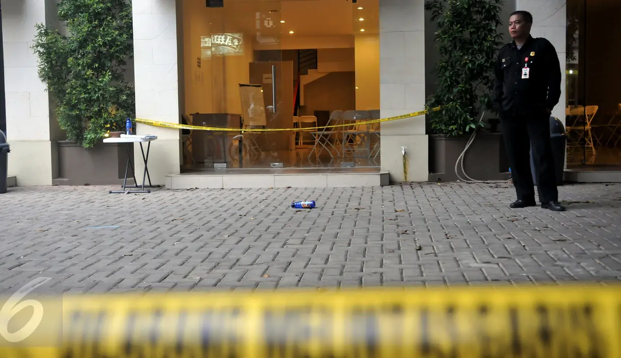 Garis polisi terpasang di depan kantor Go-Jek pasca terjadi penembakan sekitar pukul 13.00 WIB, Jakarta, Minggu (1/11/2015). Polisi memastikan benda yang ditemukan bukanlah proyektil peluru senjata api. (Liputan6.com/Johan Tallo)