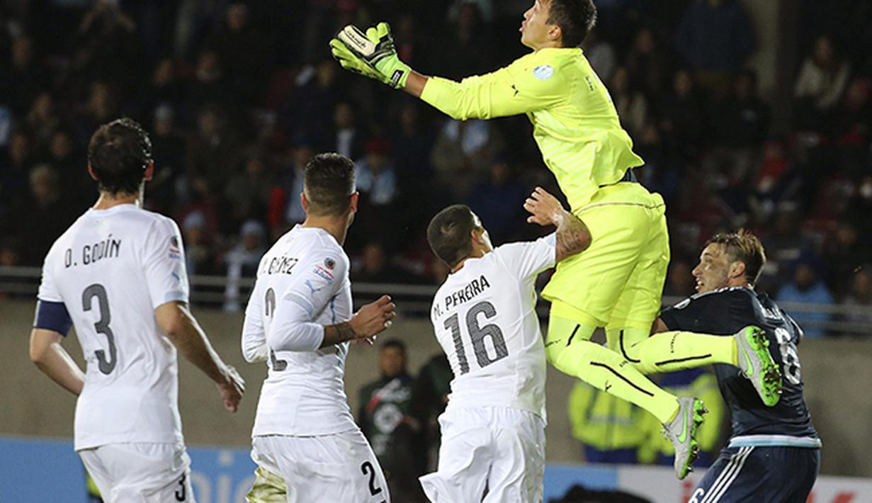 Fernando Muslera kiper Uruguay menyelamatkan gawangnya dari serbuan serangan Argentina. (EPA/Paolo Aguilar)