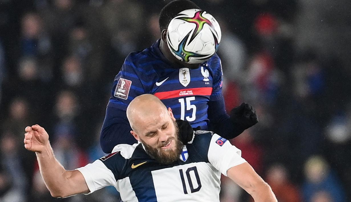 Di sisi lain, Finlandia juga sempat memberikan ancaman untuk pertahanan Prancis. Sayang, serangan yang dilancarkan Teemu Pukki cs belom bisa mengoyak gawang Prancis. (AFP/Franck Fife)