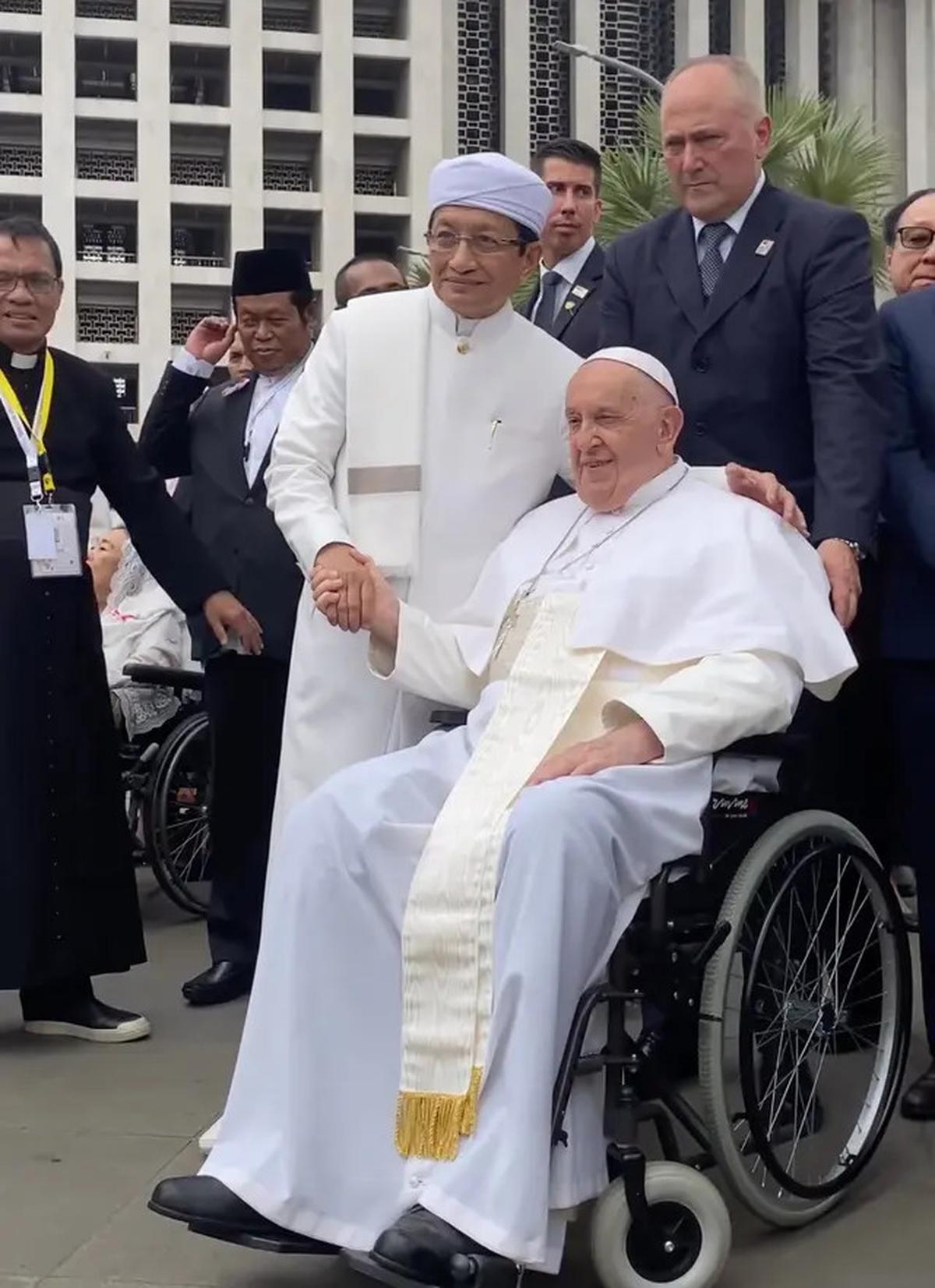 Pesan Paus Fransiskus di Masjid Istiqlal dan Momen Haru KH Nasaruddin Umar Cium Kening Pope Francis
