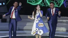 Penyanyi, Via Vallen mengajak Ponaryo Astaman dan Rendra Soedjono goyang saat peluncuran Liga 1 Indonesia 2018 di Studio 5 Indosiar, Jakarta, Senin (19/3/2018). Liga 1 akan mulai digelar pada Jumat (23/3). (Bola.com/Vitalis Yogi Trisna)