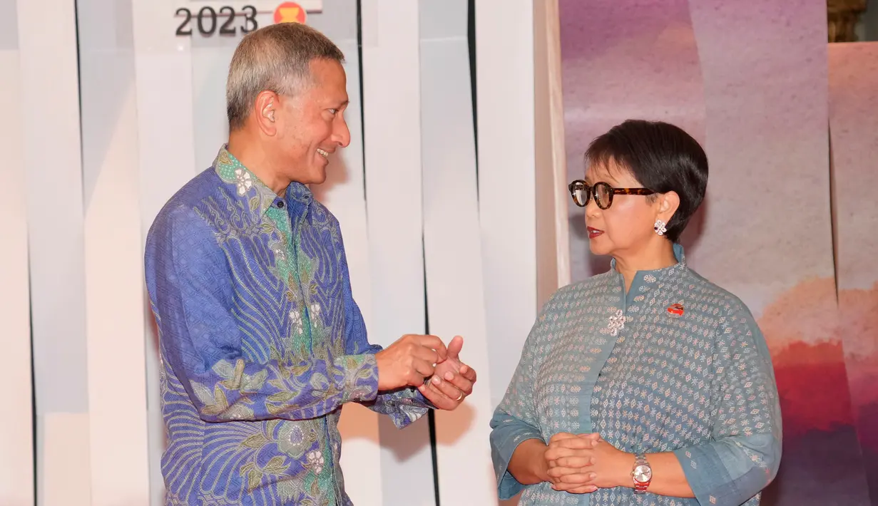 Menteri Luar Negeri Singapura Vivian Balakrishnan (kiri) disambut oleh Menteri Luar Negeri Indonesia Retno Marsudi setibanya untuk Association of Southeast Asian Nations (ASEAN) Foreign Ministers Meeting atau Pertemuan Menteri Luar Negeri Perhimpunan Bangsa-Bangsa Asia Tenggara di Jakarta, Indonesia, Selasa, 11 Juli 2023. (AP Photo/Achmad Ibrahim, Pool)