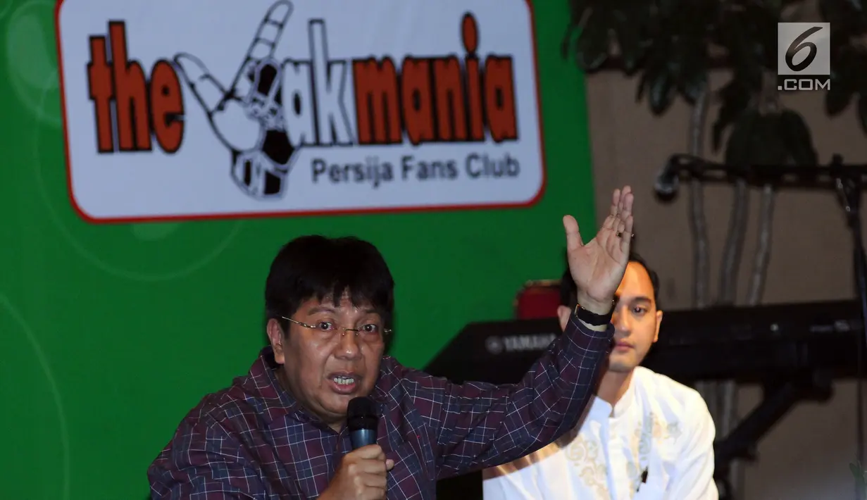 Direktur Persija, Gede Widiade memberi arahan saat pertemuan bersama manajemen dan pemain serta perwakilan suporter Persija di Jakarta, Senin (19/6). Pertemuan mengedukasi para suporter Persija, (Liputan6.com/Helmi Fithriansyah)
