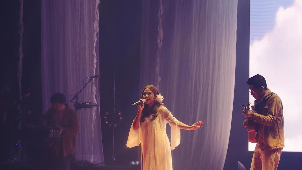 Potret Nadin Amizah Bahagia Jadi Pembuka Konser Aurora, Sempat Mengira Penipuan
