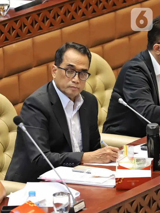 Menteri Perhubungan Budi Karya Sumadi saat mengikuti rapat kerja dengan Komisi V DPR RI di Kompleks Parlemen, Jakarta, Kamis (24/11/2022). Rapat membahas evaluasi pelaksanaan APBN TA 2022, penyerahan hasil kompilasi kunjungan kerja pada Masa Persidangan I Tahun Sidang 2022-2023 dan penanganan bencana gempa. (Liputan6.com/Angga Yuniar)