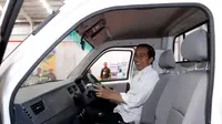 Presiden Joko Widodo atau Jokowi Disopiri Menteri Perindustrian Airlangga Hartarto menjajal mobil Esemka. (Biro Pers Setpres)