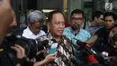 Menristekdikti, Mohamad Nasir memberikan keterangan kepada media usai mengunjungi KPK di Jakarta, Kamis (29/11). Kunjungan M Nasir tersebut untuk membicarakan kerjasama antar kedua lembaga terkait pencegahan anti korupsi. (Liputan6.com/Herman Zakharia)