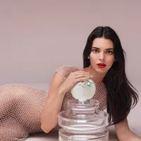 Dengan konsep clean dan sophisticated, Kendal Jenner berhasil curi perhatian di kampanye terbaru wewangian dari Tory Burch.