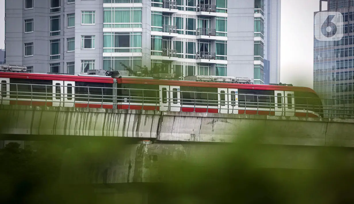 Gerbong kereta Light Rail Transit (LRT) terparkir di jalur Dukuh Atas, Jakarta, Kamis (17/2/2022). Harga tiket LRT Jabodebek mencapai Rp 15 ribu per penumpang untuk rute Dukuh Atas-Cibubur. (Liputan6.com/Faizal Fanani)