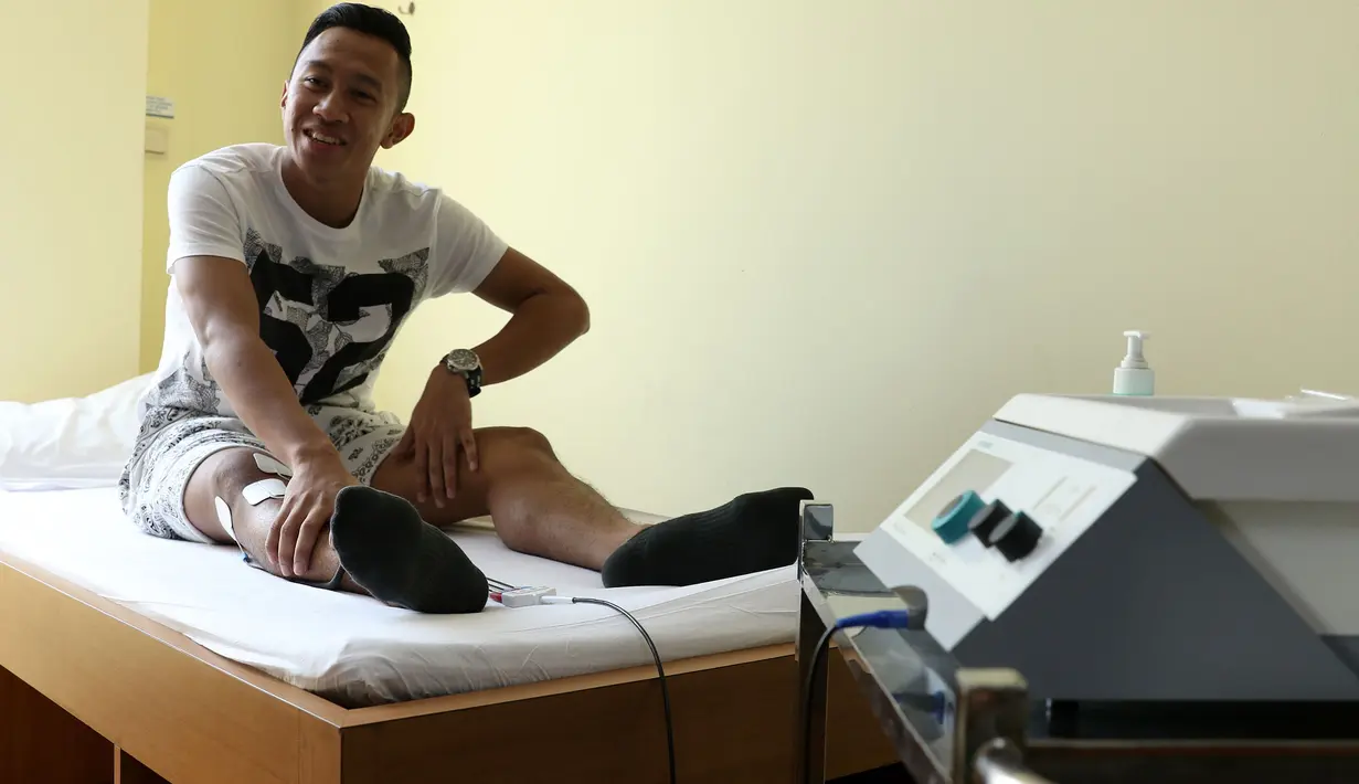 Keceriaan selalu terlihat di raut muka Antony walau sedang berjuang sembuh dari cedera. (Bola.com/Arief Bagus)