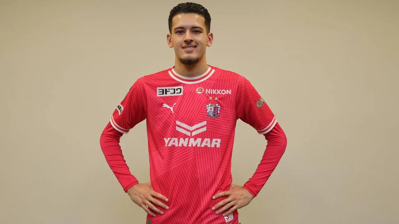 Foto: Jadi Pemain Indonesia Pertama di J1 League Bersama Cerezo Osaka, Justin Hubner Senang Bisa Main Bareng Eks Penggawa MU, Shinji Kagawa