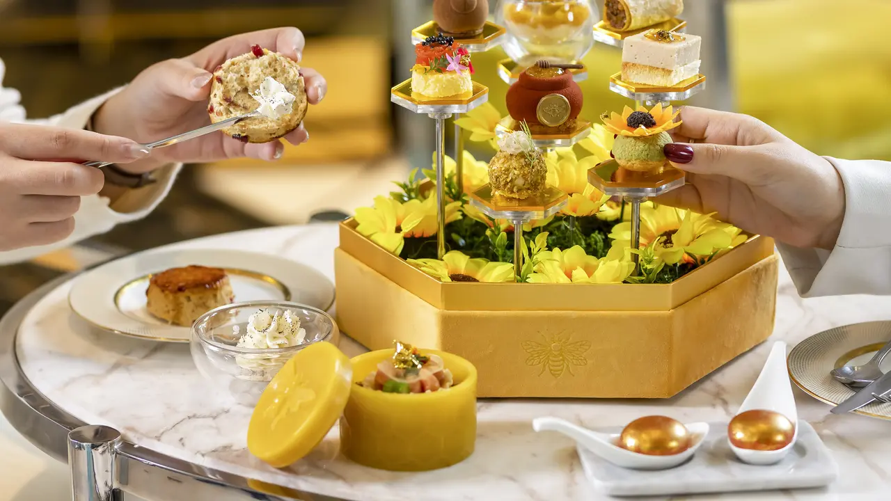 Sentuhan Liquid Gold dari Madu Mentah Lokal di Afternoon Tea ala Bangsawan