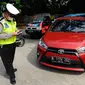 Polantas Polres Depok memeriksa surat tanda nomor kendaraan (STNK) saat Operasi Gabungan Tertib Administrasi Kendaraan Bermotor (KBM) Kendaraan Tidak Mendaftar Ulang (KTMDU) 2022 di Jembatan Panus, Depok, Kamis (9/6/2022). Ratusan kendaraan bermotor yang belum membayar pajak atau kendaraan tidak melakukan daftar ulang (KTMDU) terjaring dalam razia yang dilakukan Sistem Administrasi Manunggal Satu Atap (Samsat) Depok ini. (merdeka.com/Arie Basuki)