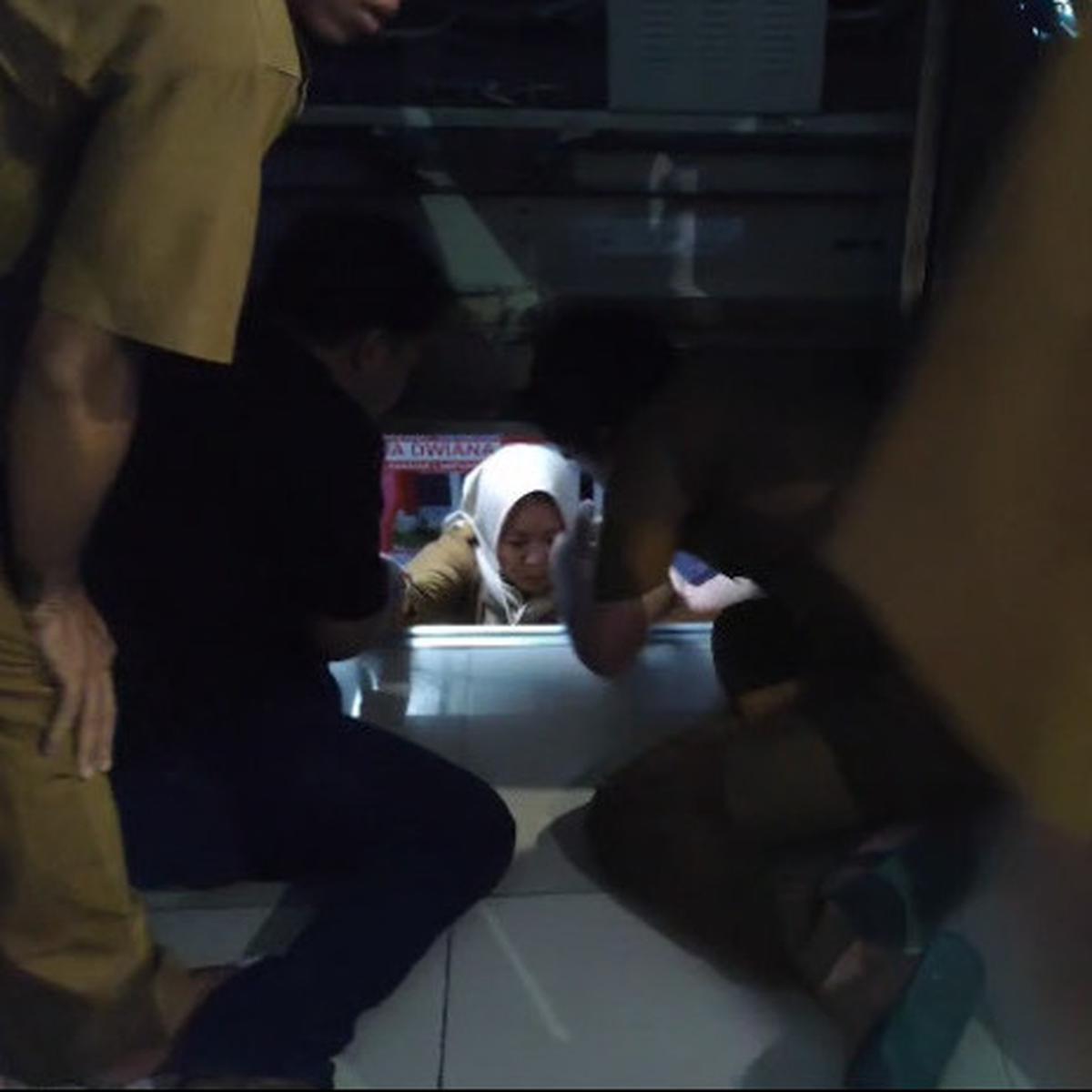 Pegawai Pemkot Bandar Lampung Terjebak Lift