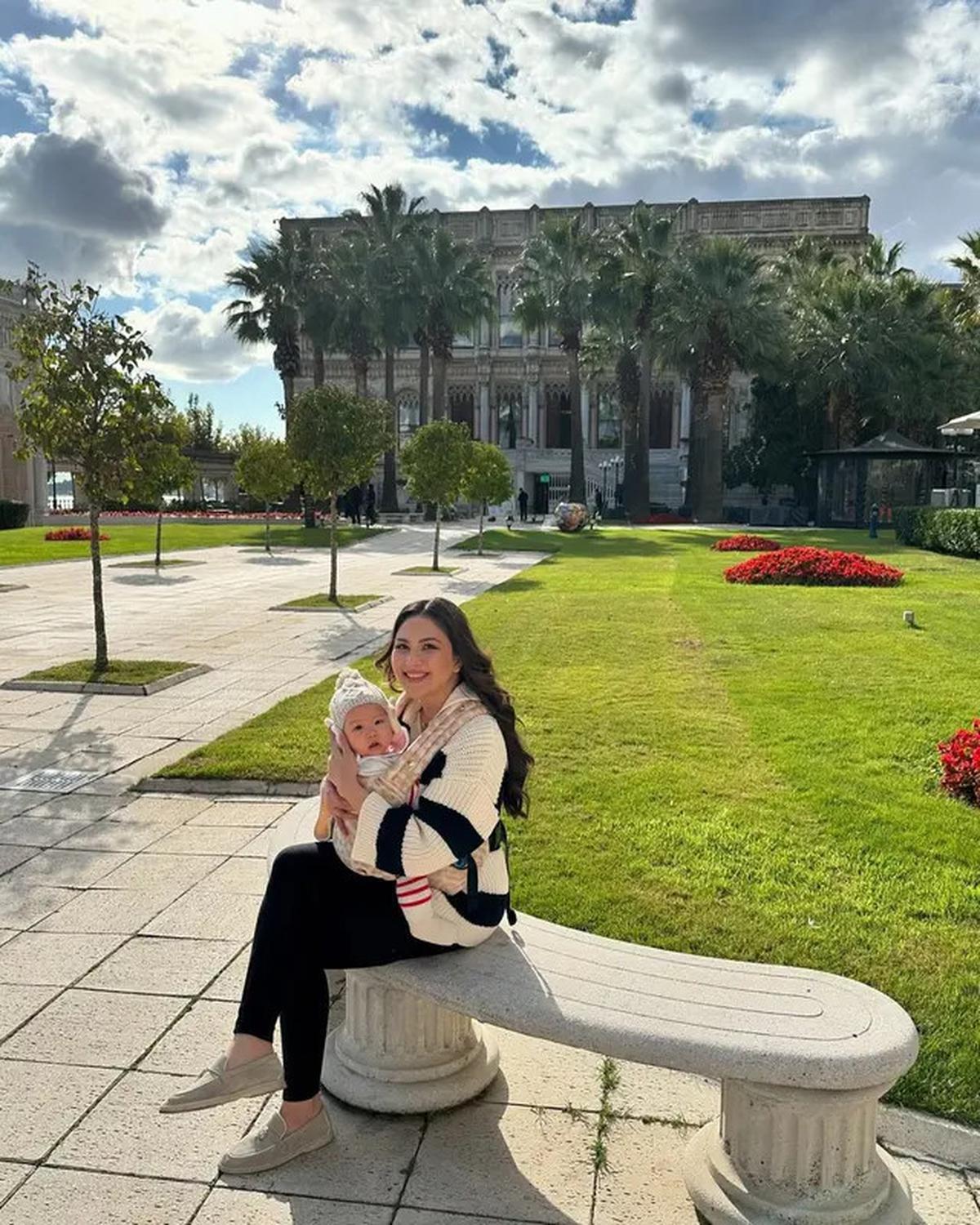 6 Potret Gaya Jessica Mila saat Momong Anak di Luar Negeri, Tampil Stunning