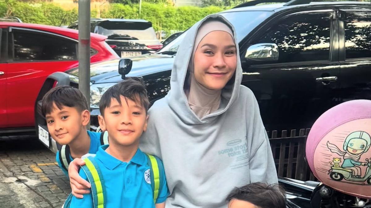 Potret Zaskia Adya Mecca saat Mengantar Sekolah Ketiga Putranya Naik Motor Matic, Tampil dengan Hoodie Oversize dan Helm Pink