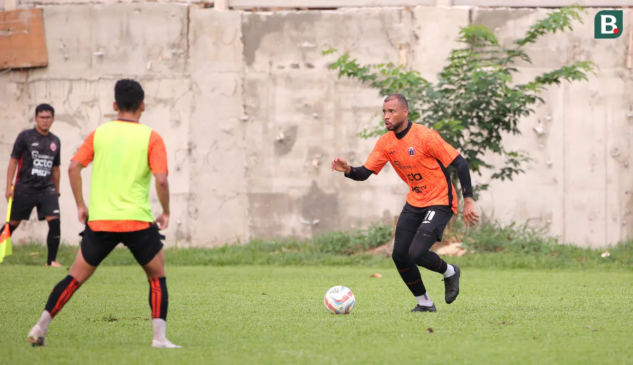 Pemain Persija Jakarta, Gustavo Almeida (kanan) mengontrol bola saat pertandingan internal sesama pemain dalam sesi latihan yang berlangsung di Nirwana Park, Bojongsari, Depok, Jawa Barat, Senin (20/11/2023). (Bola.com/Ikhwan Yanuar)