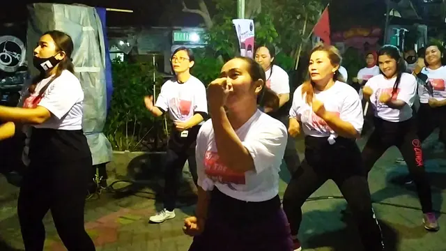 Calon Wali Kota Surabaya Eri Cahyadi menyampaikan sejumlah program dan visi misinya kepada emak-emak relawan Bala Bhinneka.