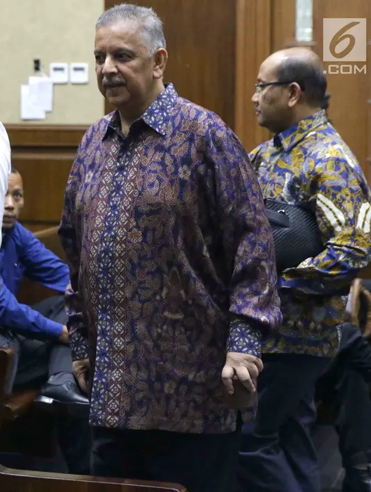 Terdakwa dugaan suap proyek PLTU Riau-1 yang juga mantan Dirut PLN, Sofyan Basir (ketiga kiri) bersama kuasa hukumnya jelang sidang lanjutan di Pengadilan Tipikor, Jakarta, Senin (26/8/2019). Sidang mendengar keterangan saksi ahli yang dihadirkan JPU KPK. (Liputan6.com/Helmi Fithriansyah)