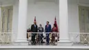 Presiden Joko Widodo (kedua kanan) didampingi Ibu Negara, Iriana Widodo berbincang dengan Presiden Singapura, Halimah Yacob (kedua kiri) didampingi suaminya, Mohamed Abdullah Alhabshee, saat kunjungan kenegaraan di beranda Istana Bogor, Jawa Barat, Selasa (4/3/2020). (Liputan6.com/Faizal Fanani)