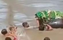 Cerita Miris Warga Bangkunat Pesisir Barat Lampung, Seberangi Sungai Antar Jenazah ke Pemakaman