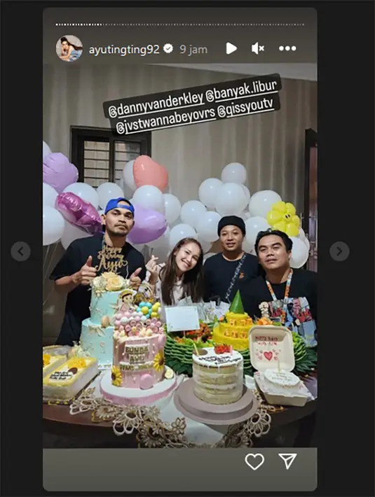 Pemilik album Kamu Kamu Kamu (2017) itu mengaku senang mendapatkan kejutan di tengah malam. Kejutan dari keluarga hingga sahabat dekatnya. [Instagram/ayutingting92]