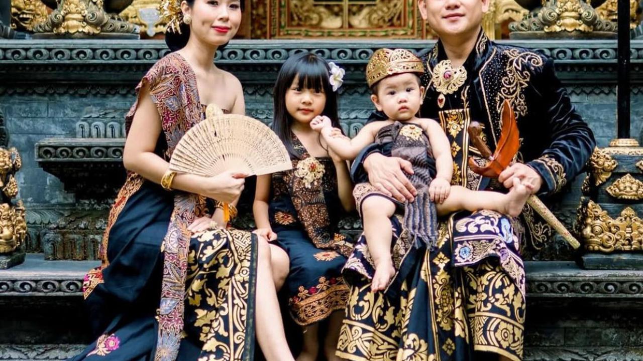 4 Potret Gaya Kompak Keluarga Bobon Santoso, Selalu Pakai Baju Couple di Berbagai Momen