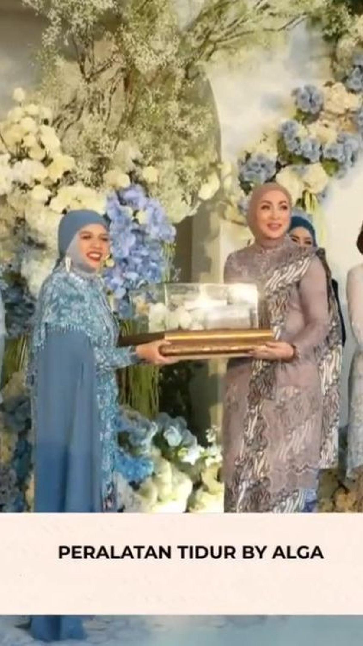 Angelina Sondakh Turut Menerima Seserahan <br>