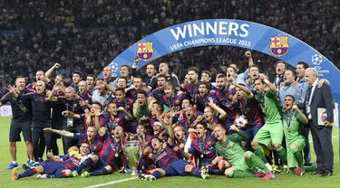 Para pemain Barcelona merayakan kemenangan mereka di laga final Liga Champions 2014-2015 di Olympiastadion, Berlin, Minggu (7/6/2015). Barcelona kandaskan Juventus dengan skor 3-1. (AFP Photo/Lluis Gene)