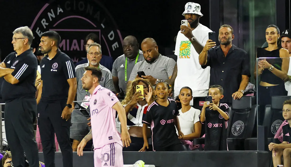 Pebasket LA Lakers LeBron James memfoto Lionel Messi saat pertandingan Inter Miami vs Cruz Azul pada ajang League Cup atau Piala Liga di Stadion DRV PNK, Fort Lauderdale, Florida, Sabtu (22/7/2023). (Photo by Stacy Revere / GETTY IMAGES NORTH AMERICA / Getty Images via AFP)