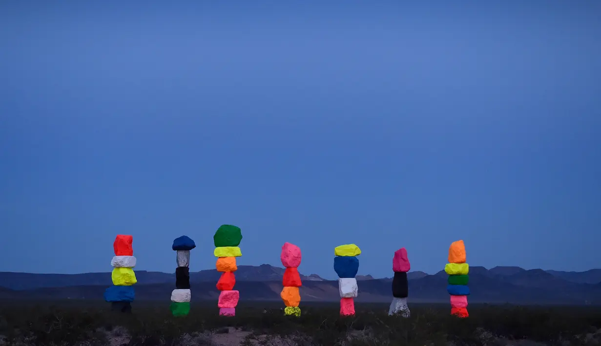 Indahnya instalasi seni yang berjudul ' Seven Magic Mountains' di dekat Jean , Nevada, 14 Mei 2016. Kombinasi yang indah membuat menara setinggi 30 sampai 35 kaki ini menyejukkan hati saat dipandang. (David Becker / AFP)
