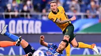 Penyerang Timnas Australia, Adam Taggart, ketika menghadapi Jepang di Kualifikasi Piala Dunia 2022 zona Asia di Stadion Saitama, Jepang, 12 Oktober 2021. (CHARLY TRIBALLEAU / AFP)