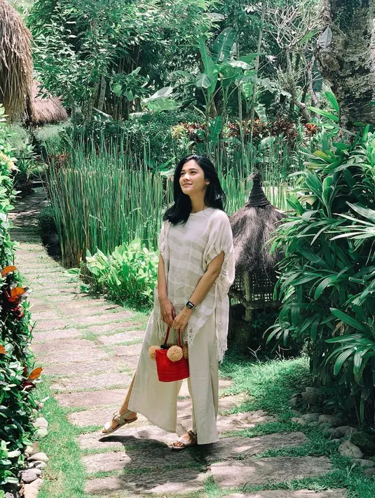 Menikmati suasana asri, kekasih Roestiandi Tsamanov ini memilih menggunakan kulot yang dipadukan dengan tunik berwarna putih tulang. Tas jinjing merah membuat penampilan wanita kelahiran 1988 ini terlihat lebih stunning. (Liputan6.com/IG/@naymirdad)