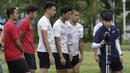 Pemain Timnas Indonesia mengamati penjelasan tentang Smart Gate saat latihan di Lapangan G, Senayan, Jakarta, Rabu, (19/2/2020). Pada sesi latihan kali ini Timnas menjalani tes fisik dengan menggunakan alat Smart Gate. (Bola.com/M Iqbal Ichsan)