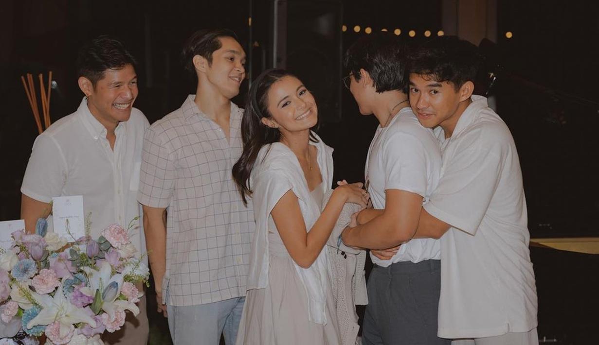 Acara ulang tahun Amanda Rawles ini juga dihadiri oleh Karel Susanteo. Karel merupakan adik dari Adriel sekaligus mantan kekasih Caitlin Halderman dan sahabat dekat dari Amanda Rawles. Terbilang jarang unggah foto di Instagram, momen manis kebersamaan antara Amanda Rawles dan Adriel Susanteo tentunya hanya diketahui oleh keluarga dan sahabat dekat keduanya. (Liputan6.com/IG/@amandarawles)