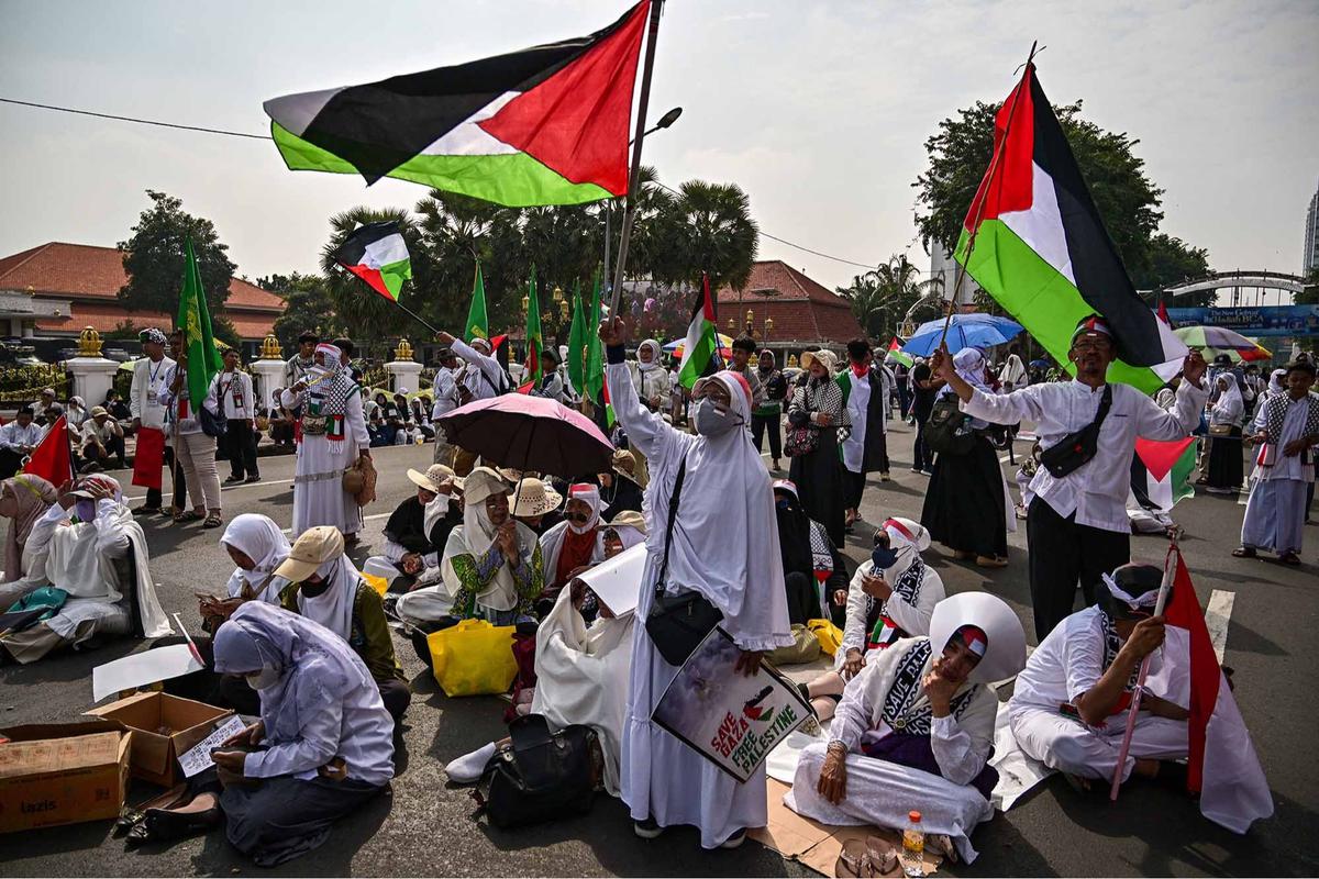 FOTO: Ribuan Warga Surabaya  Gelar Aksi Beri Dukungan kepada Warga Palestina