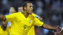 Kegembiaraan striker Brasil, Luis Fabiano setelah mencetak gol kedua versus Argentina di ajang kualifikasi PD 2010 di Gigante de Arroyito, Rosario, Argentina, 5 September 2009. AFP PHOTO/Alejandro PAGNI